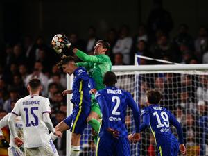 Real Madrid's Belgian goalkeeper Thibaut Courtois (C) catches the ball during the UEFA Champions League Quarter-final first leg football match between Chelsea and Real Madrid at Stamford Bridge stadium in London, on April 6, 2022. (Photo by Adrian DENNIS / AFP)