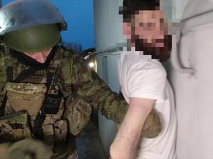  تم العثور في منزل المحتجز على عبوتين ناسفتين