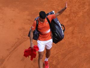 TOPSHOT - Serbia's Novak Djokovic waves as he leaves the court after losing against Spain's Alejandro Davidovich Fokina during their Monte-Carlo ATP Masters Series tournament tennis match in Monaco on April 12, 2022. Novak Djokovic was eliminated on April 12, 2022 as soon as he entered the second round by the Spaniard Alejandro Davidovich (46th) 6-3, 6-7 (5/7), 6-1. (Photo by Valery HACHE / AFP)
