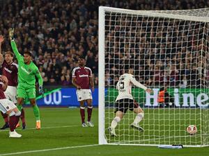 Frankfurt's Japanese midfielder Daichi Kamada (R) scores the team's second goal during the UEFA Europa League semi-final first leg football match between West Ham United and Eintracht Frankfurt, at the London Stadium in east London, on April 28, 2022. (Photo by Glyn KIRK / AFP)