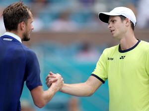 Daniil Medvedev of Russia congratulates Hubert Hurkacz of Poland after their match during the Miami Open at Hard Rock Stadium on March 31, 2022 in Miami Gardens, Florida. Matthew Stockman/Getty Images/AFP (Photo by MATTHEW STOCKMAN / GETTY IMAGES NORTH AMERICA / Getty Images via AFP)