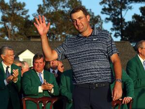 Scottie Scheffler waves to the crowd during the Green Jacket Ceremony after winning the Masters at Augusta National Golf Club on April 10, 2022 in Augusta, Georgia. Andrew Redington/Getty Images/AFP (Photo by Andrew Redington / GETTY IMAGES NORTH AMERICA / Getty Images via AFP)