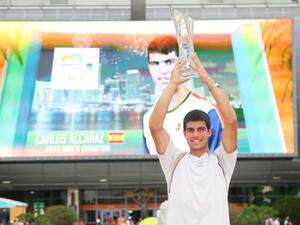 Carlos Alcaraz of Spain poses for a portrait with the Butch Buchholz Trophy after defeating Casper Ruud in the Men's Singles final during the Miami Open at Hard Rock Stadium on April 03, 2022 in Miami Gardens, Florida. Michael Reaves/Getty Images/AFP (Photo by Michael Reaves / GETTY IMAGES NORTH AMERICA / Getty Images via AFP)