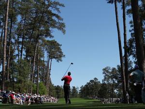 AUGUSTA, GEORGIA - APRIL 10: Tiger Woods plays his shot from the 17th tee during the final round of the Masters at Augusta National Golf Club on April 10, 2022 in Augusta, Georgia. Gregory Shamus/Getty Images/AFP (Photo by Gregory Shamus / GETTY IMAGES NORTH AMERICA / Getty Images via AFP)