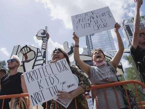 مئات الأمريكيين يطالبون بالحد من حمل الأسلحة النارية