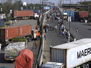 قطع الطرق لوقف زحف أنصار عمران خان نحو العاصمة الباكستانية