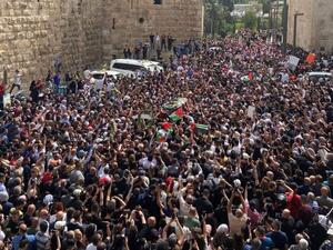  المشيعين اضطروا لإعادة إدخال جثمان أبو عاقلة إلى المستشفى بعد اعتداء قوات الاحتلال  