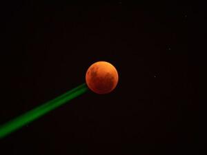 خسوف كلي يُظهر القمر الدموي العملاق