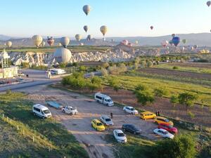 إقبال سياحي متزايد على جولات المناطيد في تركيا