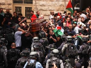  استمر إطلاق النار تجاه مكان الجريمة إلى ما بعد إصابتها، ما أعاق محاولات الوصول إليها لإسعافها