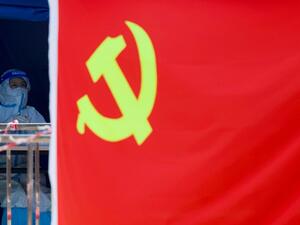 A health worker waits for people to be tested for Covid-19 coronavirus at a swab collection site in Beijing on May 19, 2022. (Photo by Noel Celis / AFP)