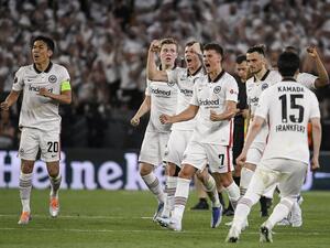 Frankfurt players celebrate after winning the UEFA Europa League final football match between Eintracht Frankfurt and Glasgow Rangers at the Ramon Sanchez Pizjuan stadium in Seville on May 18, 2022. (Photo by JORGE GUERRERO / AFP)