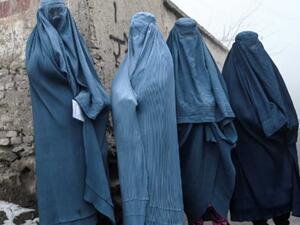 نساء أفغانيات يرتدين البرقع