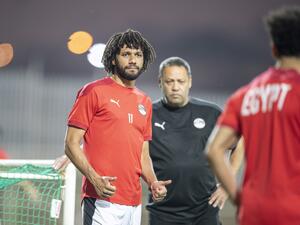 Egypt's midfielder Mohamed Elneny adresses a thumbs up to his teammate Egypt's forward Mohamed Salah during a training session at an annex of the Olembe stadium in Yaounde on February 5, 2022 on the eve of the 2021 Africa Cup of Nations (CAN) final football match between Senegal and Egypt. (Photo by Charly TRIBALLEAU / AFP)