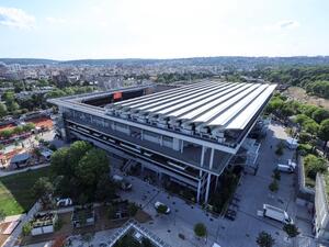 This aerial view shows the Philippe-Chatrier central tennis court with its sliding roof partially open at the Roland-Garros stadium in Paris on May 17, 2022. (Photo by Thomas SAMSON / AFP)