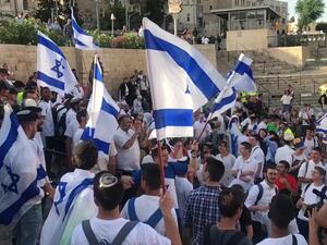 آلاف المستوطنين، يقتحمون شوارع القدس المحتلة