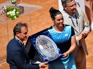 Tunisia's Ons Jabeur poses with the finalist's trophy after losing to Poland's Iga Swiatek the final of the Women's WTA Rome Open tennis tournament on May 15, 2022 at Foro Italico in Rome. (Photo by Andreas SOLARO / AFP)