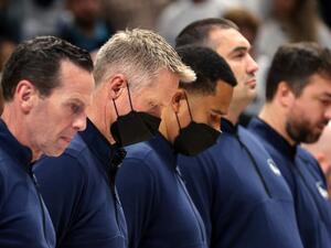 Head coach Steve Kerr of the Golden State Warriors stands for a moment of silence for the victims of the mass shooting at Robb Elementary School in Uvalde, TX prior to in Game Four of the 2022 NBA Playoffs Western Conference Finals against the Dallas Mavericks at American Airlines Center on May 24, 2022 in Dallas, Texas. (Photo by TOM PENNINGTON / GETTY IMAGES NORTH AMERICA / Getty Images via AFP)