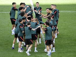 Liverpool's players take part in a training session at the Stade de France stadium in Saint-Denis, Paris on May 27, 2022, on the eve of their UEFA Champions League final football match against Real Madrid. (Photo by JAVIER SORIANO / AFP)