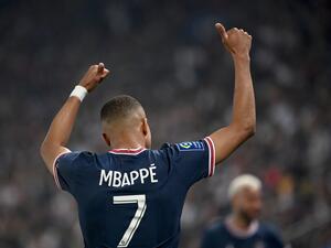  Paris Saint-Germain's French forward Kylian Mbappe celebrates after scoring a third goal during the French L1 football match between Paris Saint-Germain (PSG) and Metz at the Parc des Princes stadium in Paris on May 21, 2022. (Photo by Anne-Christine POUJOULAT / AFP)