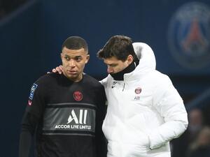 Paris Saint-Germain's Argentinian head coach Mauricio Pochettino (R) talks with Paris Saint-Germain's French forward Kylian Mbappe during the French L1 football match between Paris-Saint Germain (PSG) and FC Nantes at The Parc des Princes Stadium in Paris on November 20, 2021. (Photo by FRANCK FIFE / AFP)