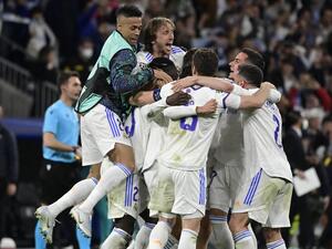 Real Madrid's Dominican forward Mariano Diaz (L) and Real Madrid's Croatian midfielder Luka Modric (2nd-L) celebrate with teammates at the end of the UEFA Champions League semi-final second leg football match between Real Madrid CF and Manchester City at the Santiago Bernabeu stadium in Madrid on May 4, 2022. (Photo by JAVIER SORIANO / AFP)