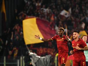 Roma's British forward Tammy Abraham (L) celebrates after opening the scoring during the UEFA Conference League semi-final second leg football match between AS Roma and Leicester City at The Olympic Stadium in Rome, on May 5, 2022. (Photo by Isabella BONOTTO / AFP)