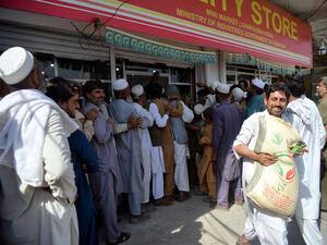 Pakistan's PM Pledges to Lower Flour Prices