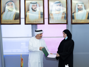 زكي نسيبة يُكرّم الطالبة الموهوبة ريم عبدالفتاح بجامعة الإمارات