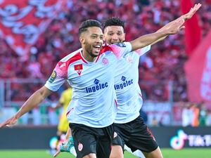 Wydad's forward Zouhair el-Moutaraji (L) celebrates with teammates after scoring during the CAF Champions League Semi-Final between Egypt's al-Ahly and Morocco's Wydad AC at Stade Mohammed V in the Moroccan city of Casablanca on May 30, 2022. (Photo by AFP)