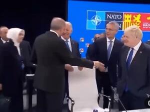 أردوغان وهو يشير بيده لجونسون: هذا من سيجلب لنا العار