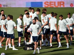 إسبانيا تستعد لملاقاة البرتغال (المصدر: أ ف ب)