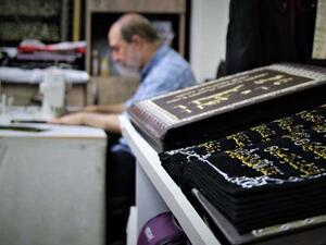 أنامل خطاط سوري تبدع في نقش القرآن الكريم