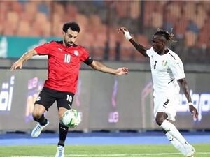 محمد صلاح (يسار) خلال المباراة (المصدر: كووورة)