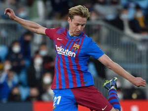 Frenkie de Jong (Photo: AFP)​Barcelona's Dutch midfielder Frenkie De Jong kicks the ball during the Spanish league football match between RC Celta de Vigo and FC Barcelona at the Balaidos stadium in Vigo on November 6, 2021. (Photo by MIGUEL RIOPA / AFP)