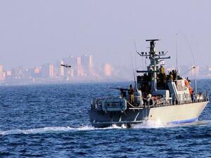 زورق حربي اسرائيلي قبالة سواحل غزة