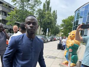 Mane arrives in Munich for medical checks (Photo: @kessler_philipp)