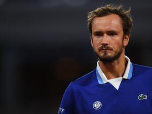 Russia's Daniil Medvedev reacts as he plays against Croatia's Marin Cilic during their men's singles match on day nine of the Roland-Garros Open tennis tournament at the Court Philippe-Chatrier in Paris on May 30, 2022. (Photo by JULIEN DE ROSA / AFP)
