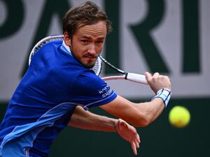 Russia's Daniil Medvedev returns the ball to Argentina's Facundo Bagnis during their men's singles match on day three of the Roland-Garros Open tennis tournament at the Court Suzanne-Lenglen in Paris on May 24, 2022. (Photo by Anne-Christine POUJOULAT / AFP)