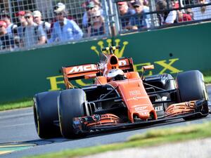 McLaren's Belgian driver Stoffel Vandoorne powers through a corner during the Formula One Australian Grand Prix in Melbourne on March 26, 2017. (Photo by PAUL CROCK / AFP)