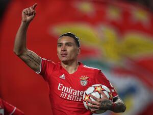 Benfica's Uruguayan forward Darwin Nunez celebrates after scoring his team's first goal during the UEFA Champions League quarter final first leg football match between SL Benfica and Liverpool FC at the Luz stadium in Lisbon on April 5, 2022. (Photo by CARLOS COSTA / AFP)
