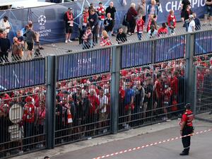 Liverpool fans stand outside unable to get in in time leading to the match being delayed prior to the UEFA Champions League final football match between Liverpool and Real Madrid at the Stade de France in Saint-Denis, north of Paris, on May 28, 2022. (Photo by Thomas COEX / AFP)