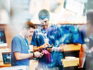 Apple Workers in Maryland Approve Union, A First in the U.S.