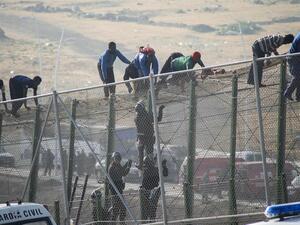 مهاجرون يقتحمون سياج مليلة