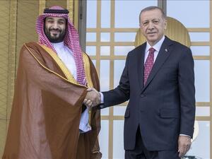 Turkish President Recep Tayyip Erdogan (R) welcomes Saudi Crown Prince 