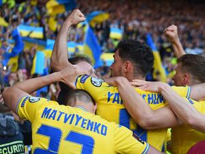 Ukraine's striker Roman Yaremchuk celebrates scoring the team's second goal during the FIFA World Cup 2022 play-off semi-final qualifier football match between Scotland and Ukraine at Hampden Park in Glasgow, Scotland on June 1, 2022. (Photo by ANDY BUCHANAN / AFP)