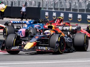Red Bull Racing's Dutch driver Max Verstappen leads the pack as he races during the Canada Formula 1 Grand Prix on June 19, 2022, at Circuit Gilles-Villeneuve in Montreal. (Photo by Geoff Robins / AFP)