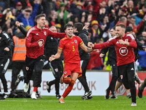 Wales' defender Neco Williams (C) celebrates with teammates after winning the FIFA World Cup 2022 play-off final qualifier football match between Wales and Ukraine at the Cardiff City Stadium in Cardiff, south Wales, on June 5, 2022. (Photo by Paul ELLIS / AFP)