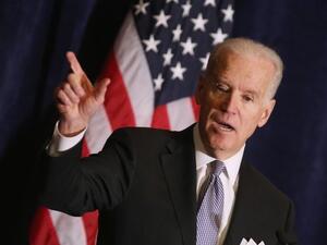 بايدن فوق الشجرة