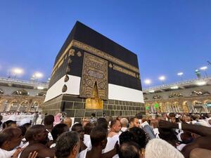 مسلمون يتدفقون إلى مكة في أول حج بعد كورونا